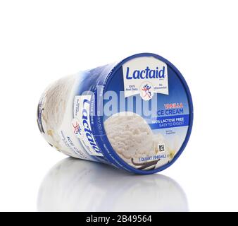 Irvine, KALIFORNIEN - 16. NOVEMBER 2016: Ein Karton mit lactaid-Laktosefarbter Vanilla-Eiscreme. Lactaid stellt eine komplette Linie laktosefreier Milchprodukte her Stockfoto