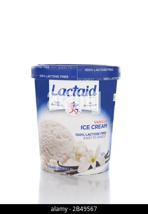 Irvine, KALIFORNIEN - 16. NOVEMBER 2016: Ein Karton mit lactaid-Laktosefarbter Vanilla-Eiscreme. Lactaid stellt eine komplette Linie laktosefreier Milchprodukte her Stockfoto