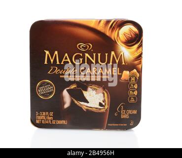 Irvine, CA - 15. SEPTEMBER 2014: Eine Schachtel mit Eiscreme Magnum Double Caramel. 1989 in Schweden als gehobene Eiscreme für den Nogger Bran eingeführt Stockfoto