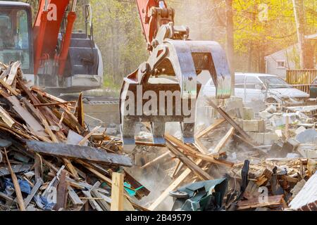 Abbruch eines alten Hauses, Holzbohlen und Schutt und die Ruinen des Hauses für neue Bauvorhaben. Stockfoto