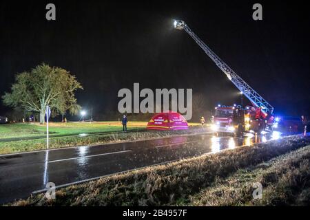 Welzheim, Deutschland. März 2020. Polizei und Feuerwehrleute arbeiten auf einem Gelände, auf dem eine Babyleiche auf einer Wiese gefunden wurde. (Zu dpa: "Geborenes Baby auf einer Wiese gefunden") Kredit: Simon Adomat / dpa / Alamy Live News Stockfoto