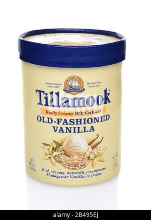 Irvine, CA - 23. JUNI 2014: Ein Karton von Tillamook Old-Fashioned Vanilla Ice Cream. Tillamook hat mit über 25 Sorten Premium-Eis gekret Stockfoto