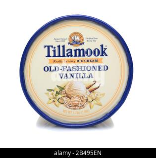 Irvine, CA - 23. JUNI 2014: Ein Karton von Tillamook Vanilla Ice Cream. Tillamook, mit über 25 Sorten, stellt seit 1947 Premium-Eis her. Stockfoto