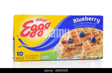 Irvine, KALIFORNIEN - 14. AUGUST 2019: Ein Paket von Eggo Frozen Blueberry Waffeln von Kellogg. Stockfoto