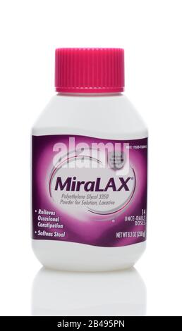 Irvine, CA - 23. JUNI 2014: Eine 8-Unze-Flasche Mira lax Abführmittel. MiraLax ist ein Polyethylenglykolpulver zur Behandlung von gelegentlicher Verstopfung Stockfoto