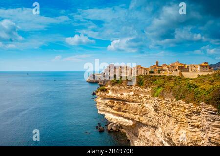 Ein Blick auf die malerische Ville Haute, die Altstadt von Bonifacio, Korsika, Frankreich, oben auf einem Felsen über dem Mittelmeer Stockfoto