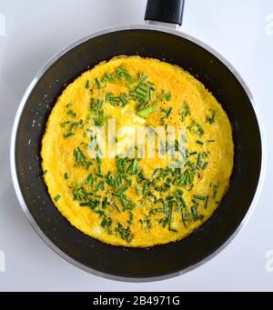 Frisches Omelett mit Kräutern im Frypan Stockfoto