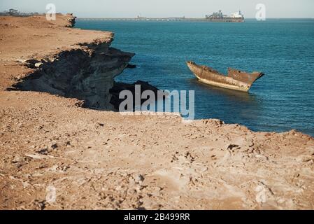 Nouadhibou, Mauretanien, 18. JANUAR 2020: Verlassene und entgleiste alte Schiffswrack an der Atlantikküste nahe der Sahara in Afrika Stockfoto