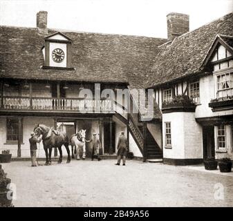 Britische Hotels, Pubs, Gasthäuser und Tavernen. Ein Foto des Reisebusses im George Inn in Huntingdon aus den 1930er Jahren Stockfoto