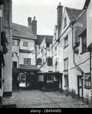 Britische Hotels, Pubs, Gasthäuser und Tavernen. Ein Foto des Reisebusses im Fleece Inn in Cirencester aus den 1930er Jahren Stockfoto