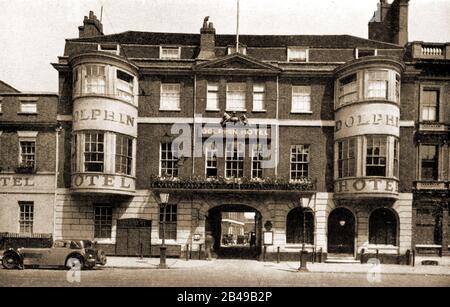 Britische Hotels, Pubs, Gasthäuser und Tavernen. Ein Foto des Dolphin Hotels in Southampton aus den 1930er Jahren, das für seine massiven Bogenfenster berühmt ist Stockfoto