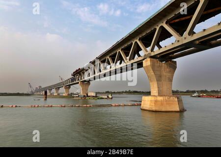 Munshiganj, Bangladesch - 04. März 2020: Die Bauarbeiten an der Padma-Mehrzweckbrücke laufen in vollem Gange am Ufer des Padma-Flusses. Fahrbahnrand und Stockfoto