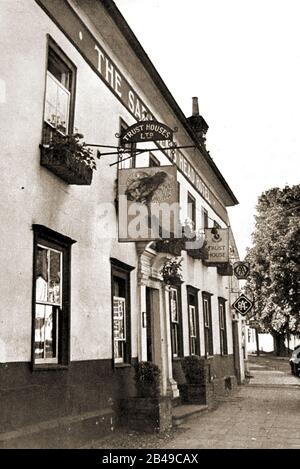 Britische Hotels, Pubs, Gasthäuser und Tavernen. Ein Foto des Saracen's Head in Dunmow aus den 1930er Jahren Stockfoto