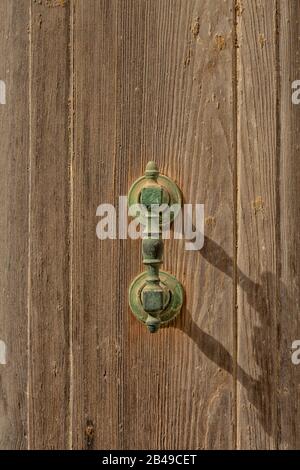 Türgriff aus Bronze in Castelsardo, Sardinien, Italien Stockfoto