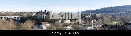 Panoramaaussicht von der Südseite des Bundespalastes in Bern, Schweiz mit der Kirchenfeldbrücke und der Aare. Stockfoto