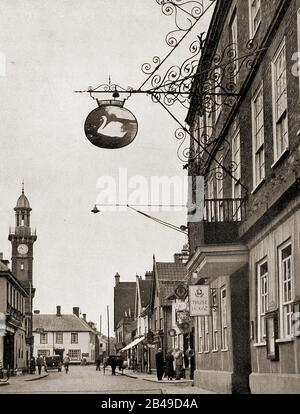 Britische Hotels, Pubs, Gasthäuser und Tavernen. Ein Foto des Swan Inn in Harleston aus den 1930er Jahren (ursprünglich 16. Jahrhundert, aber in den 1700-er Jahren umgebaut Stockfoto