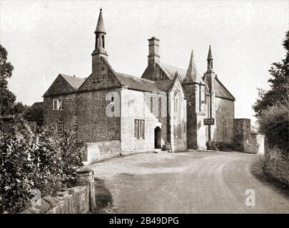 Britische Hotels, Pubs, Gasthäuser und Tavernen. Ein Foto des ungewöhnlichen, kirchlichen wie pseudogotischen "Hostelrie Inn" in Goodrich, einem kleinen Dorf in Herefordshire in der Nähe des Forest of Dean, des Wye Valley, Golden Valley, Ledbury, Monmouth und Ross-on-Wye aus den 1930er Jahren. Es war früher der Anker, dann der Krone und Anker. Es befand sich 1637 in situ (wahrscheinlich als Fachwerk), als es als "Griggs House" bekannt war und später in den 1800er Jahren von Sir Samuel Meyrick in Stein neu gegenübergestellt wurde Stockfoto