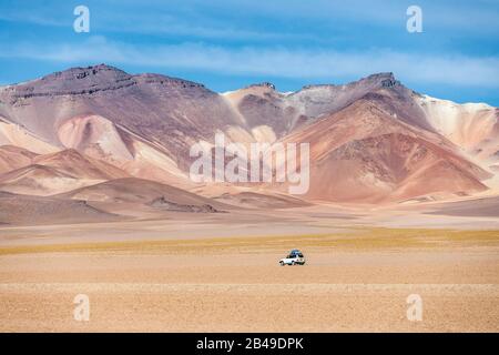 Salvador Dalí Desert, auch bekannt als Dalí Valley, im Südwesten Boliviens. Es ist Teil des Eduardo Avaroa Andenfauna National Reserve, 4X4, adventu Stockfoto