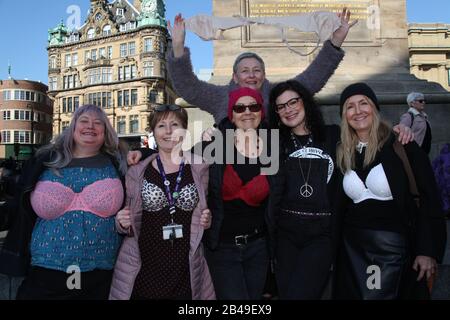 Newcastle Upon Tyne, Großbritannien, 6. März 2020, International Women's Day UK, Newcastle's Grey's Monument, Frauenchor, der die Sicherheit von Bra mit dem korrekten Einsatz Eines Automatisierten externen Defibrillators bei Herzstillstand hervorhebt, Credit David Whinham/Alamy Live News Stockfoto