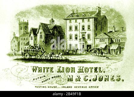 Eine 1800er-Werbung für Den Weißen Löwen (heute Castle Inn) in Ruthin (Denbighshire, Wales), ein Gebäude links (Versteckt durch das mit der Uhr) ist die Myddelton-Arme (bekannt als die Augen von Ruthin), die aus der Mitte des 16. Jahrhunderts stammt und flämischen Designs ist. Stockfoto