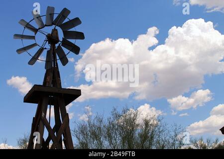 Die Windmühle, der Himmel und die Wolken in Arizona Stockfoto