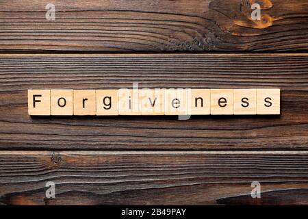 Vergebung Wort auf Holz Block geschrieben. Vergebung text auf Tisch, Konzept. Stockfoto