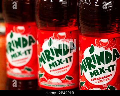 Dosen von Mirinda Mix-It auf einem Regal in einem Laden Stockfoto