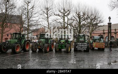 Mainz, Deutschland. März 2020. Die Traktoren sind in der Mainzer Innenstadt abgestellt. Einige Hundert Landwirte mit ihrem Traktor protestierten am 5. März 2020 in der Mainzer Innenstadt gegen die neuen Düngervorschriften und für eine bessere Anerkennung ihrer Arbeit. (Foto von Michael Debets/Pacific Press/Sipa USA) Credit: SIPA USA/Alamy Live News Stockfoto