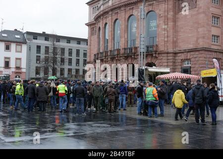 Mainz, Deutschland. März 2020. Die Bauern haben sich zur Kundgebung in der Innenstadt versammelt. Einige Hundert Landwirte mit ihrem Traktor protestierten am 5. März 2020 in der Mainzer Innenstadt gegen die neuen Düngervorschriften und für eine bessere Anerkennung ihrer Arbeit. (Foto von Michael Debets/Pacific Press/Sipa USA) Credit: SIPA USA/Alamy Live News Stockfoto