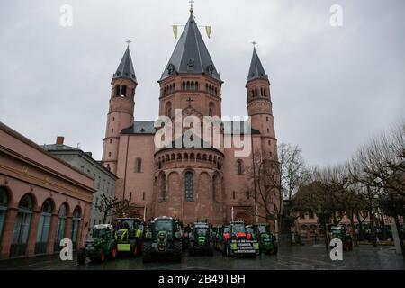 Mainz, Deutschland. März 2020. Die Traktoren sind in der Mainzer Innenstadt vor dem Dom abgestellt. Einige Hundert Landwirte mit ihrem Traktor protestierten am 5. März 2020 in der Mainzer Innenstadt gegen die neuen Düngervorschriften und für eine bessere Anerkennung ihrer Arbeit. (Foto von Michael Debets/Pacific Press/Sipa USA) Credit: SIPA USA/Alamy Live News Stockfoto