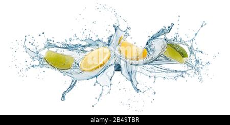 Spritzen von Wasserwellen mit Zitronenscheiben, isoliert auf Weiß Stockfoto