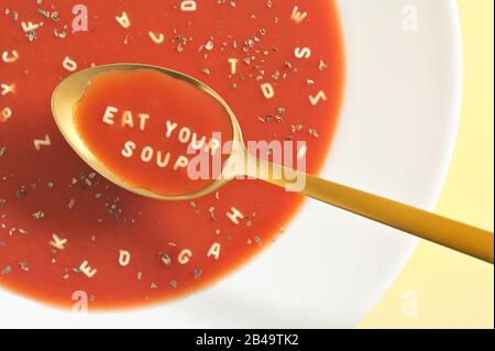 Tomatensuppe Mit Nudeln Mit Letter Auf Löffel Stockfoto