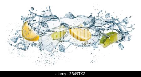 Spritzen von Wasserwellen mit Zitronenscheiben und Eiswürfeln, isoliert auf Weiß Stockfoto
