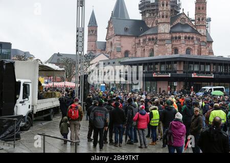 Mainz, Deutschland. März 2020. Die Bauern haben sich zur Kundgebung in der Innenstadt versammelt. Einige Hundert Landwirte mit ihrem Traktor protestierten am 5. März 2020 in der Mainzer Innenstadt gegen die neuen Düngervorschriften und für eine bessere Anerkennung ihrer Arbeit. (Foto von Michael Debets/Pacific Press/Sipa USA) Credit: SIPA USA/Alamy Live News Stockfoto