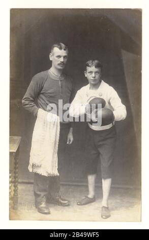 Anfang 1900 wurde die Postkarte des jungen Boxers und seines Trainers von Horace G. Pike Halstead, Essex, Großbritannien, um 1910 herausgegeben Stockfoto