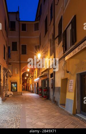 Blick entlang der typischen italienischen schmalen Straße in der Altstadt von Laigueglia, berühmtem Touristenziel in Ligurien Stockfoto