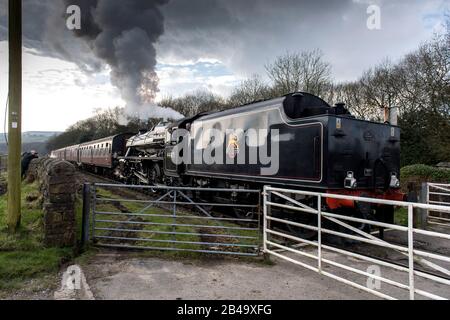 Irwell Vale, Rossendale, Lancashire, 06. März 2020. Der erste Tag des jährlichen Spring Gala auf der East Lancashire Railway. Ein Dampfzug zieht aus der Haltestelle Irwell Vale im Herzen der Landschaft von Lancashire. Credit: Paul Heyes/Alamy Live News Stockfoto