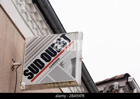 Bordeaux, Aquitanien/Frankreich - 02 21 2020: Sud Ouest Zeichen Logo französische Markenzeitung Südwest regionale Tageszeitung Stockfoto