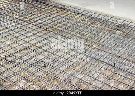 Hintergrund der Stahlverstärkungen für Gebäudeanker. Stahlverstärkung beim Bau des Gebäudes. Stockfoto