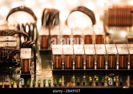 Nahaufnahme von Kanälen und Durchgängen auf einem Mikrokreis, der in einer Fabrik für elektrische Geräte angeschlossen ist. Das Konzept der bewährten modernen Ausstattung Stockfoto