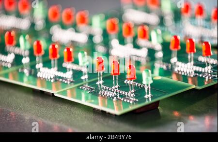 Nahaufnahme einer Tafel mit roten und grünen Leuchtanzeigen für eine komplexe Produktion von Militärgeräten. Das Konzept eines Militärstützpunktes oder eines neuen m Stockfoto