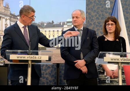 L-R der tschechische Premierminister Andrej Babis, der stellvertretende Gesundheitsminister Roman Prymula und die tschechische Haupthygienebeauftragte Eva Gottevaldova nehmen nach einer Koordinierungssitzung zum Ausbruch des Coronavirus am 6. März 2020 im Regierungsbüro in Prag, Tschechien, an einer Pressekonferenz teilzunehmen. (CTK Foto/Katerina Sulova) Stockfoto