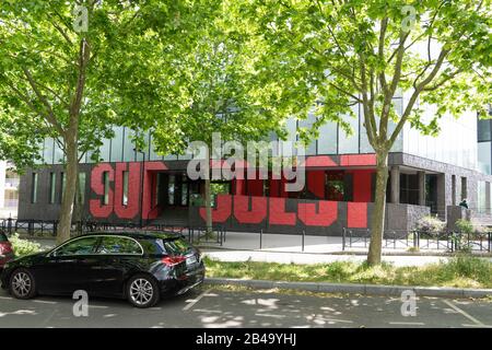 Bordeaux, Gironde/Frankreich - 05 26 2019 : Fassadengebäude Hauptsitz der Lokalzeitung Sud Ouest bedeutet Südwesten in Frankreich Stockfoto