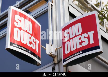 Arcachon, Aquitanien/Frankreich - 10 08 2019: Französische Zeitung Sud Ouest drittgrößte regionale Tageszeitung mit einer Auflage von rund 300.000 Exemplaren Stockfoto