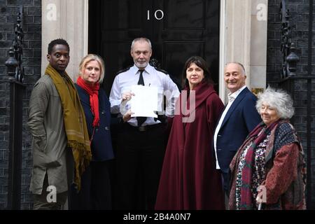 (Von links nach rechts), Kobna Holdbrook-Smith, Susannah Harker, Präsidentin Von Equity Maureen Beattie, Tony Robinson und Miriam Margolyes, die Petition an die 10 Downing Street, die Unterstützung für die Kreativwirtschaft sucht. Stockfoto