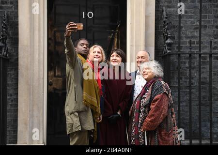 (Von links nach rechts), Kobna Holdbrook-Smith, Susannah Harker, Präsidentin Von Equity Maureen Beattie, Tony Robinson und Miriam Margolyes, die Petition an die 10 Downing Street, die Unterstützung für die Kreativwirtschaft sucht. Stockfoto