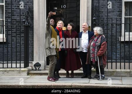 (Von links nach rechts), Kobna Holdbrook-Smith, Susannah Harker, Präsidentin Von Equity Maureen Beattie, Tony Robinson und Miriam Margolyes, die Petition an die 10 Downing Street, die Unterstützung für die Kreativwirtschaft sucht. Stockfoto