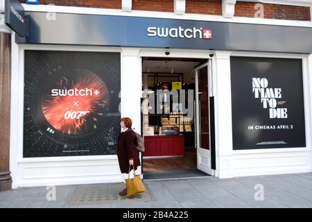 Oxford Street, London, Großbritannien. März 2020. Swatch Store, Oxford Street. Die Veröffentlichung des neuen James-Bond-Films No Time To die verzögert sich wegen des Coronavirus von April bis November. Credit: Matthew Chattle/Alamy Live News Stockfoto