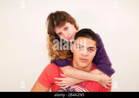 Junges Paar in die Kamera schaut. Stockfoto