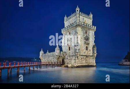 Foto des Belem Towers zur Blue Hour Time Stockfoto